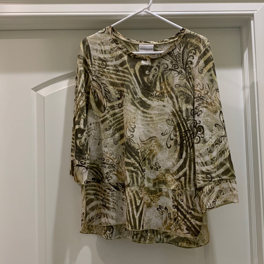 Like new pretty Alfred Dunner top, Small, but fits like a medium,